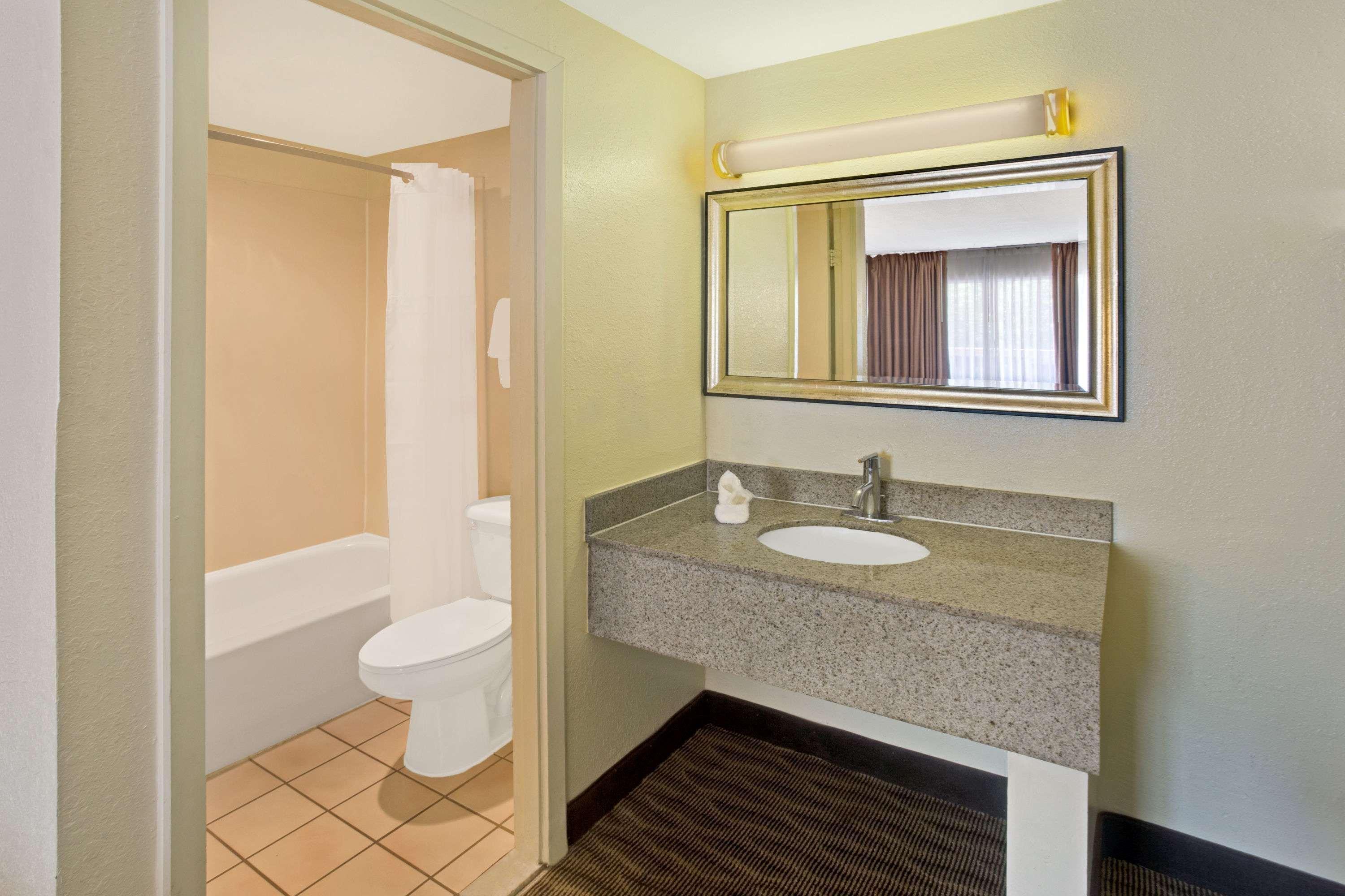 Days Inn By Wyndham Silver Spring Dış mekan fotoğraf